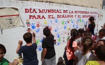 Niños y niñas del CEIP Nuestra Señora de Guadalupe de Palmones elaboran en grupo un mural por la conmemoración del Día Mundial de la Diversidad Cultural