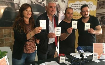 Un barrio de todos distribuye en los bares de Algeciras 130.000 servilletas por la igualdad