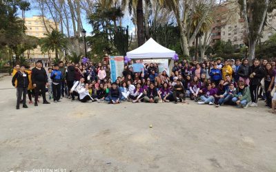 El alumnado de tres institutos de Algeciras recorre la ciudad y  supera en el parque un circuito de obstáculos a la igualdad