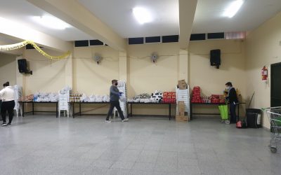 Noventa familias necesitadas de La Bajadilla reciben alimentos gracias a un colecta ciudadana organizada por antiguos scouts