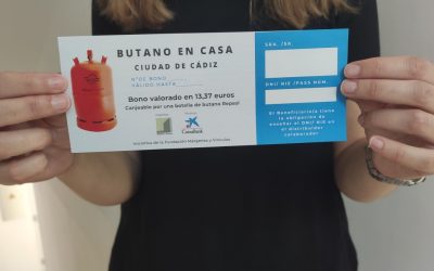 Márgenes y Vínculos reparte botellas de gas butano a 335 familias de Algeciras y Cádiz durante el estado de alarma