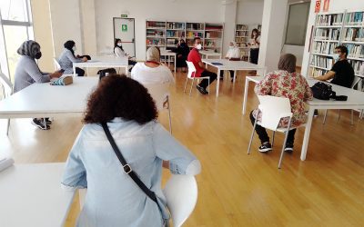 Alumnas de español para el empleo conocen los servicios de la biblioteca municipal de Algeciras y aprenden a utilizarlos