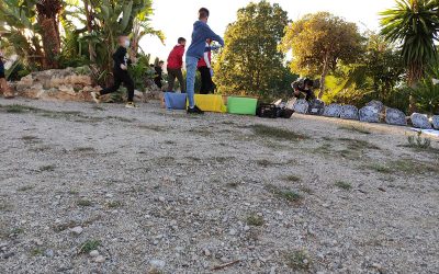 Decenas de vecinos colaboran en una limpieza y recogida de basuras en el parque de Cortijo Vides y Los Toreros