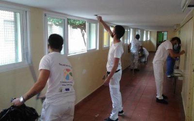 Alumnos del taller de pintura de Tu barrio en positivo arreglan las paredes y muros del colegio Virgen del Pilar