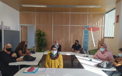 Las alumnas de español para la búsqueda de empleo reciben sus diplomas en el taller de Tu barrio en positivo