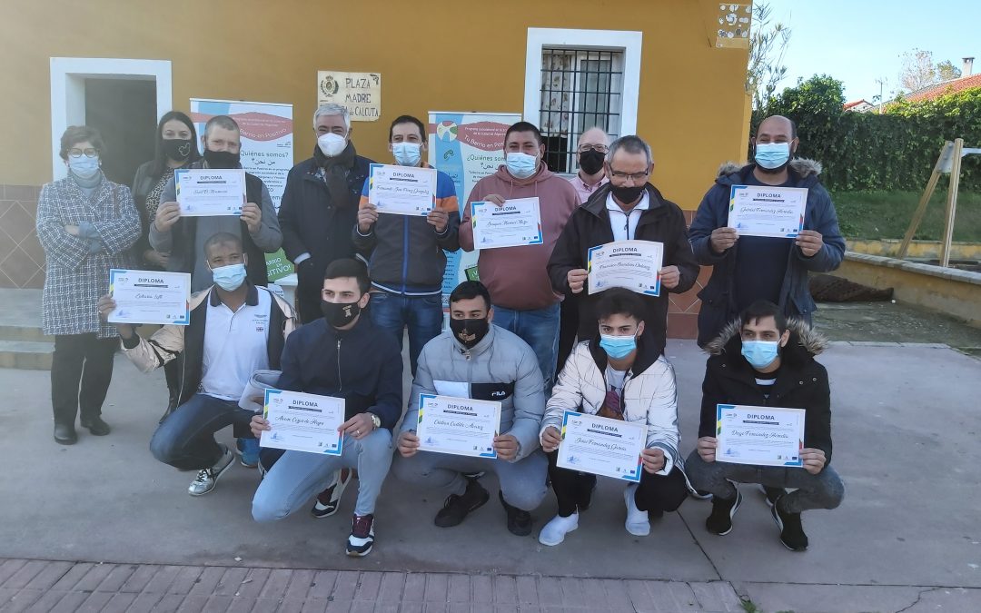 Diez desempleados reciben el diploma del taller de pintura impartido por Tu barrio en positivo en La Yesera