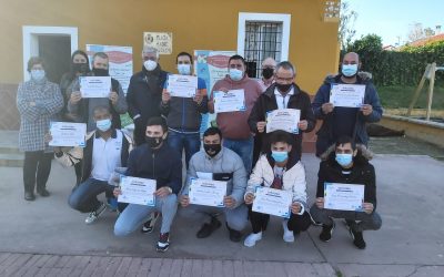 Diez desempleados reciben el diploma del taller de pintura impartido por Tu barrio en positivo en La Yesera