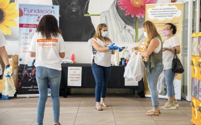 Personas migrantes colaboran en una colecta de alimentos para las/os vecinas/os desfavorecidas/os del Campo de Gibraltar