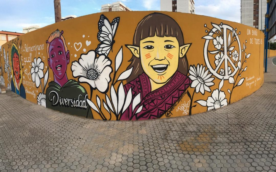 Un gran mural del artista Pesto transmite la alegría de la diversidad en el colegio público Tartessos de El Saladillo