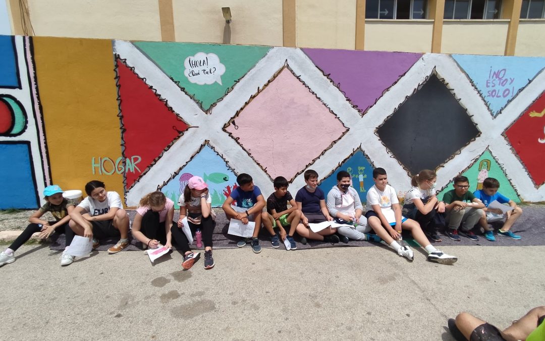 Márgenes y Vínculos realiza con el alumnado del Virgen del Mar un mural sobre la diversidad cultural