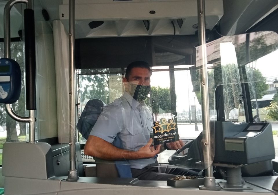 Los autobuses urbanos de Cádiz colaboran en la campaña de promoción del acogimiento familiar de Márgenes y Vínculos