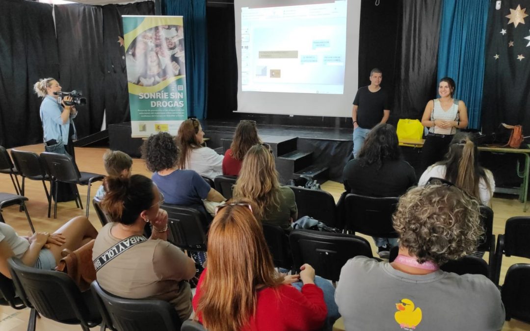 Encuentro en Tarifa para informar a madres y padres de las adicciones de adolescentes a los dispositivos móviles