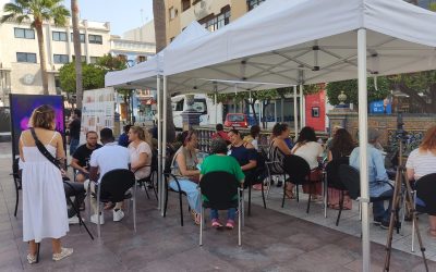 La plaza Alta de Algeciras se convierte en una ‘biblioteca humana’ con intensas historias personales de superación