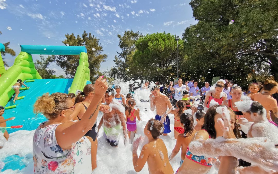 Decenas de niñas y niños celebran con música y agua su fiesta del verano en el barrio algecireño de La Yesera