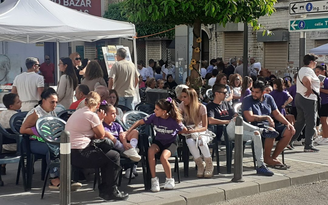 Algeciras, 15 de octubre de 2022  Centenares de personas disfrutan en la plaza Lima y en la calle Tarifa de una convivencia vecinal