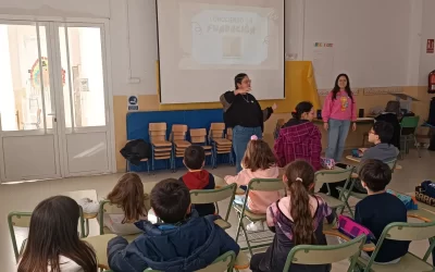 El alumnado del colegio Las Marinas, de Roquetas de Mar, organiza un mercadillo solidario a favor de Márgenes y Vínculos