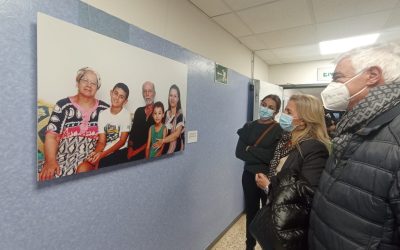 El Hospital Punta de Europa de Algeciras acoge la exposición fotográfica ‘Somos familia, somos iguales’ de la Fundación Márgenes y Vínculos