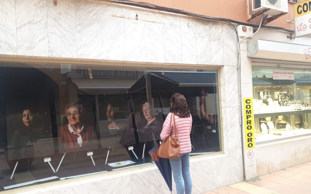 Márgenes y Vínculos muestra su exposición Idas y venidas en escaparates de dos comercios del centro de Algeciras