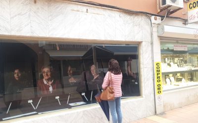 Márgenes y Vínculos muestra su exposición Idas y venidas en escaparates de dos comercios del centro de Algeciras