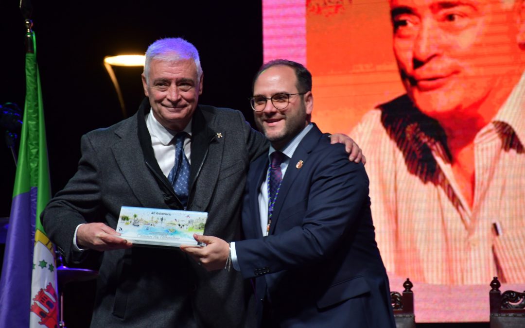 La Mancomunidad del Municipio del Campo de Gibraltar premia a Francisco Mena por la labor de Márgenes y Vínculos y Alternativas