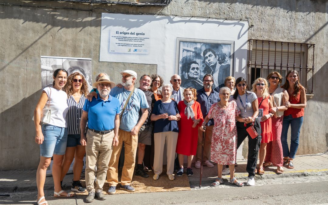 Paco de Lucía ya tiene un mural junto a su madre en la casa de La Bajadilla donde aprendió a tocar la guitarra