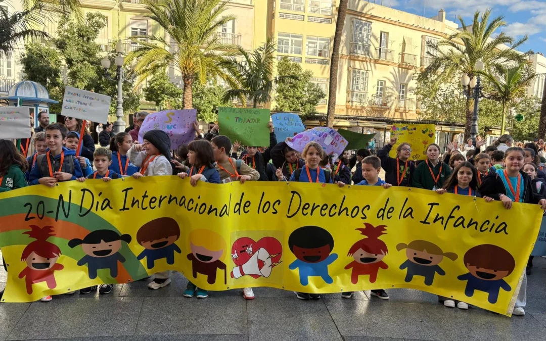 Centenares de alumnas y alumnos recorren el centro de Cádiz en defensa de los derechos de las niñas y niños de todo el mundo