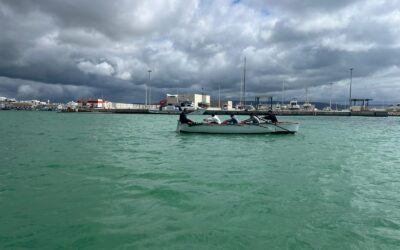 Adolescentes del centro de tratamiento de Márgenes y Vínculos de Benalup hacen remo en el puerto deportivo de Barbate